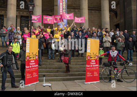 Unterstützer von großen Banner, stehend auf Schritte von Leeds Rathaus, warten, um den Start der Norden von Harry & Amy's Tandem Tour de Yorkshire zugunsten des Sports Relief - West Yorkshire, England, UK Schauen zu sehen. Stockfoto