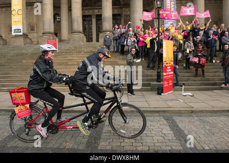 North's Harry & Amy's Tandem Tour de Yorkshire zugunsten des Sports Relief sehen - das Paar Einstellung weg auf ihrem Fahrrad aus Leeds Rathaus von Masse der Verfechter aufgepasst - Leeds Rathaus, West Yorkshire, England, UK. Stockfoto