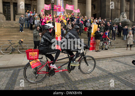 North's Harry & Amy's Tandem Tour de Yorkshire zugunsten des Sports Relief sehen - das Paar Einstellung weg auf ihrem Fahrrad aus Leeds Rathaus von Masse der Verfechter - West Yorkshire, England, Großbritannien beobachtet. Stockfoto