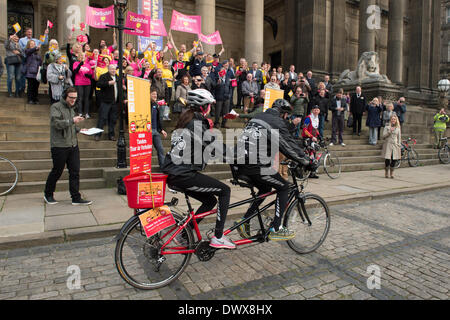 North's Harry & Amy's Tandem Tour de Yorkshire zugunsten des Sports Relief sehen - das Paar Einstellung weg auf ihrem Fahrrad aus Leeds Rathaus von Masse der Verfechter - West Yorkshire, England, Großbritannien beobachtet. Stockfoto