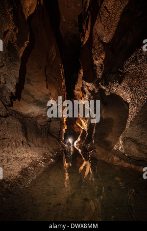 Ein Höhlenforscher in der Ems-Überführung der Cueva Coventosa, Kantabrien Nordspanien Stockfoto