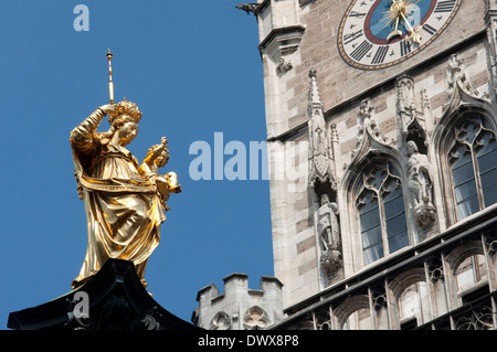 Deutschland, Bayern, München, Marienplatz, Marienstatue Hintergrund-Neues Rathaus, neues Rathaus Stockfoto