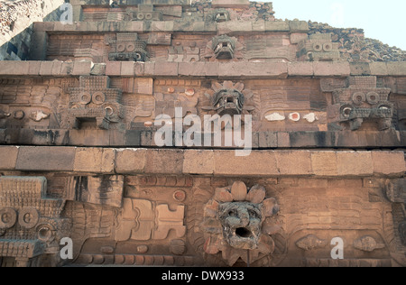 Präkolumbische Kunst. Teotihuacan. Mexiko. Der Tempel der gefiederten Schlange. Tlaloc (links) und gefiederte Schlange (rechts) Köpfe. Stockfoto