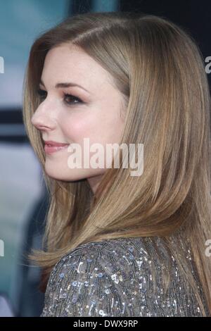 Los Angeles, CA, USA. 13. März 2014. Los Angeles, CA, USA. 13. März 2014. Emily VanCamp im Ankunftsbereich für CAPTAIN AMERICA: THE WINTER SOLDIER Premiere, El Capitan Theatre, Los Angeles, CA 13. März 2014. © Elisabeth Goodenough Credit: Everett Collection Inc/Alamy Live News/Alamy Live-Nachrichten Stockfoto