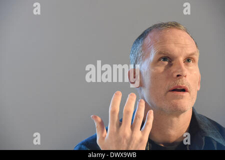 US amerikanische Künstler Matthew Barney während einer Pressekonferenz über seine Ausstellung spricht "Matthew Barney: Flüsse Fundament" im Haus der Kunst in Berlin, Deutschland, 14. März 2014. Foto: FELIX HOERHAGER/dpa Stockfoto