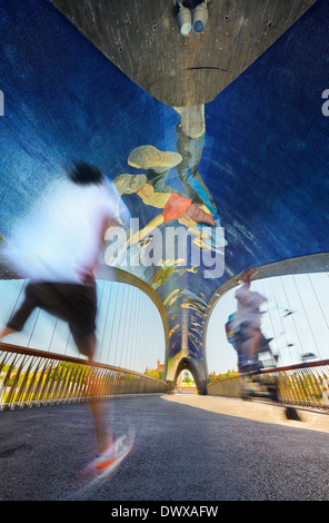 Matadero Brücke mit städtischen Motiven Mosaiken von Daniel Canogar. Madrid-Rio. Madrid, Spanien. Stockfoto