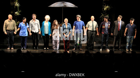 John Sharian, Mahira Kakkar, Peter Scanavino, Mary Beth Peil, Madeleine Martin, Mary McCann, Gareth Saxe, Jordan Lage, Stephen Tyrone Williams, Christopher Innvar und Vandit Bhatt Öffnung Nacht Vorhang zur Herstellung der Atlantic Theater Company " Stockfoto