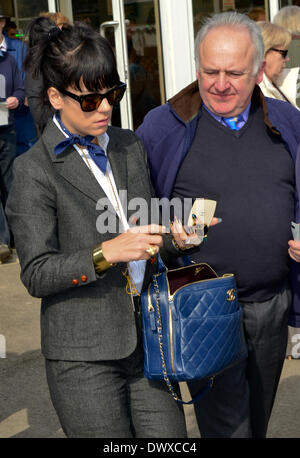 Cheltenham, Vereinigtes Königreich. 14. März 2014. Lily Allen und Ehemann Sam Cooper kommen am Cheltenham Gold Cup Festival 2014, Tag 4, The Cheltenham Gold Cup Freitag. Bildnachweis: Jules Annan/Alamy Live News Stockfoto