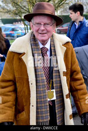 Cheltenham, Vereinigtes Königreich. 14. März 2014. John Motson kommt beim Cheltenham Gold Cup Festival 2014, Tag 4, The Cheltenham Gold Cup Freitag. Bildnachweis: Jules Annan/Alamy Live News Stockfoto