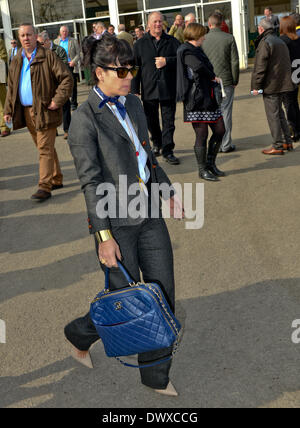 Cheltenham, Vereinigtes Königreich. 14. März 2014. Lily Allen und Ehemann Sam Cooper kommen am Cheltenham Gold Cup Festival 2014, Tag 4, The Cheltenham Gold Cup Freitag. Bildnachweis: Jules Annan/Alamy Live News Stockfoto