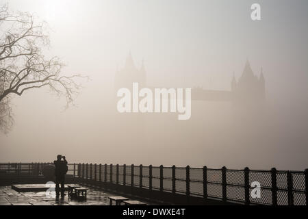 London UK. 14. März 2014, fotografiert ein Tourist der legendären Tower Bridge in London an einem nebligen Frühlingsmorgen. Bildnachweis: Patricia Phillips/Alamy Live-Nachrichten Stockfoto