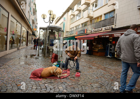 Obdachloser mit seinem Hund auf den Straßen von Rouen. Normandie. Frankreich Stockfoto