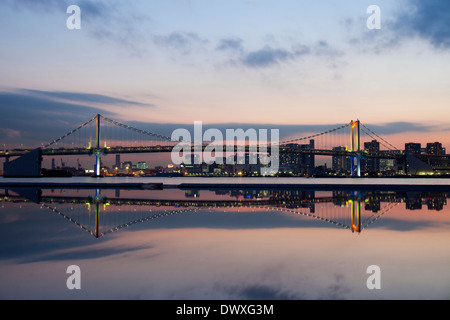 Rainbow Bridge spiegelt sich auf Bucht von Tokio, Tokio, Japan Stockfoto