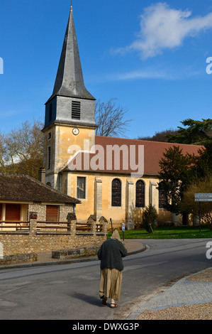 Ein Benediktinermönch im Dorf Le Bec-Hellouin. Haute-Normandie Region im Norden Frankreichs. Stockfoto