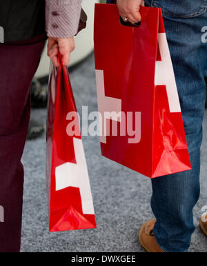 Leipzig, Deutschland. 14. März 2014. Personen anzeigen die Schweizer Flagge auf der Leipziger Buchmesse in Leipzig, Deutschland, 14. März 2014 Papiertüten. Foto: ARNO BURGI/Dpa/Alamy Live-Nachrichten Stockfoto