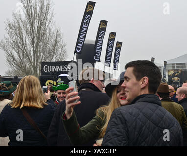 Cheltenham, Gloucestershire, UK. 13. März 2014. Atmosphereshots beim Cheltenham Gold Cup Festival 2014, Tag 3, St Patricks Thursday Begegnung ausgehen; 13.03.2014 Credit: Jules Annan/Alamy Live News Stockfoto