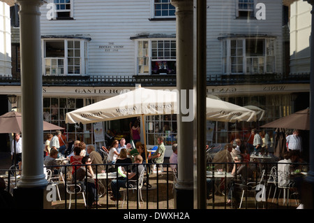 Menschen in Straßencafés und Restaurants. Die Pantiles. Tunbridge Wells. Kent Stockfoto