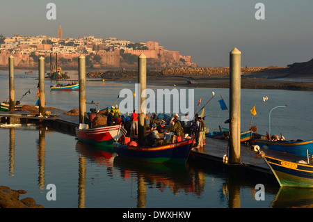 Fischer mit ihren Booten auf den Bouregreg mit Kasbah des Oudaias im Hintergrund. Rabat. Marokko Stockfoto
