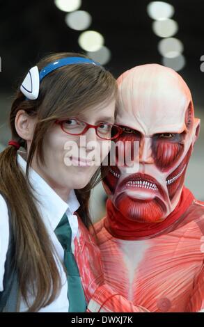 Leipzig, Deutschland. 14. März 2014. Cosplayer Yvonne und Sebastian posieren für die Kamera auf der Leipziger Buchmesse in Leipzig, Deutschland, 14. März 2014. Die Buchmesse läuft noch bis 16 März. Foto: HENDRIK SCHMIDT/Dpa/Alamy Live News Stockfoto