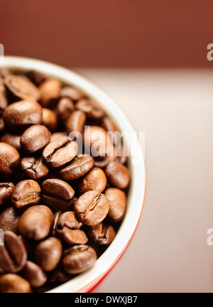 Nahaufnahme der natürlichen Kaffeebohnen vor einem unscharfen Hintergrund. Stockfoto