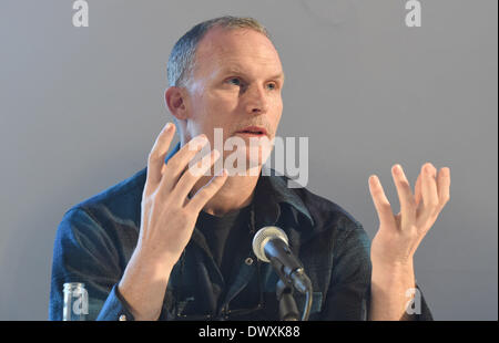 München, Deutschland. 14. März 2014. US-Künstler Matthew Barney auf einer Pressekonferenz über seine Ausstellung spricht "Matthew Barney: Flüsse Fundament" im Haus der Kunst in München, 14. März 2014. Foto: Felix Hoerhager/Dpa/Alamy Live News Stockfoto