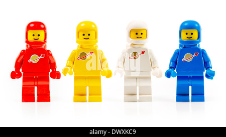 Eine Gruppe von vier verschiedenen Astronaut Lego Mini-Figuren aus den 80ern auf weiß isoliert. Stockfoto