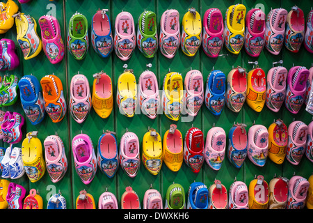 bunte holländische Holzschuhe in Amsterdamer Blumenmarkt Stockfoto