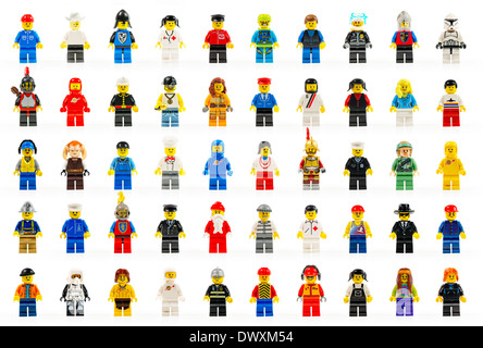 Eine Gruppe von fünfzig verschiedenen Lego Mini-Figuren, die Vergangenheit und Gegenwart auf weißer Hintergrund. Stockfoto