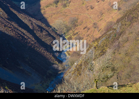 Afon Twymyn läuft durch die Dylife Schlucht auf einem feinen Frühlingsmorgen Stockfoto