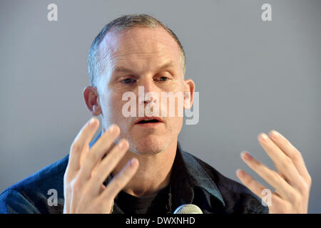 München, Deutschland. 14. März 2014. US-Künstler Matthew Barney auf einer Pressekonferenz über seine Ausstellung spricht "Matthew Barney: Flüsse Fundament" im Haus der Kunst in München, 14. März 2014. Foto: Felix Hoerhager/Dpa/Alamy Live News Stockfoto