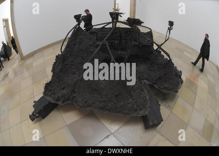 München, Deutschland. 14. März 2014. Die Arbeit "Canopic Brust" (2011) von US-Künstler Matthew Barney auf der Ausstellung ist "Matthew Barney: Flüsse Fundament" im Haus der Kunst in München, 14. März 2014. Foto: Felix Hoerhager/Dpa/Alamy Live News Stockfoto