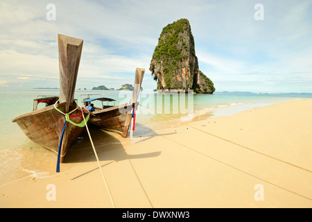 Ausflugsboote schwimmt auf der atemberaubenden tropischen Meer Railey, Süd-Thailand. Stockfoto