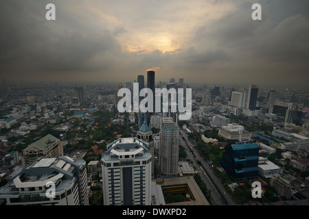 Luftaufnahme der Bangkoks Skyline an einem trüben Tag bei Sonnenuntergang während der Monsunzeit. Stockfoto