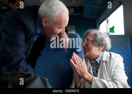 DATEI-PIX VON TONY BENN. Manchester, UK.  2006. Tony Benn plaudert mit Hetti Bower, 100 Jahre alt ist, und auch auf dem Weg zu der Zeit zu gehen Demonstration in Manchester. Die Demonstration ist gegen den Krieg im Irak. Ehemalige Politiker und Präsident des Anschlags die Krieg-Koalition Tony Benn starb 13. März 2014 im 88. Bildnachweis: Kristian Buus/Alamy Live-Nachrichten Stockfoto