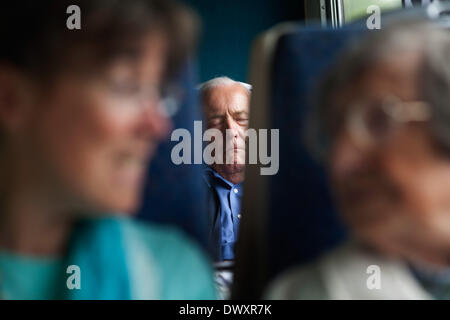 DATEI-PIX VON TONY BENN. Manchester, UK.  2006 Tony Benn schlafend auf dem Zug nach Manchester. Der Zug war voll von Menschen, die Krieg-Koalition in Manchester genannt Zeit zu eine Demonstration gegen den Krieg im Irak gehen in Richtung zum Stillstand. Ehemalige Politiker und Präsident des Anschlags die Krieg-Koalition Tony Benn starb 13. März 2014 im 88. Bildnachweis: Kristian Buus/Alamy Live-Nachrichten Stockfoto