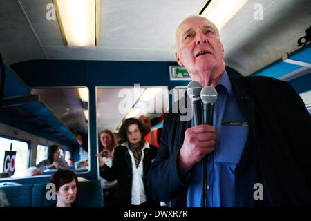 DATEI-PIX VON TONY BENN.  2006. Tony Benn gibt eine improvisierte Rede auf den Zug nach Manchester von London. Der Zug war voll von Menschen, die Krieg-Koalition in Manchester genannt Zeit zu eine Demonstration gegen den Krieg im Irak gehen in Richtung zum Stillstand. Ehemalige Politiker und Präsident des Anschlags die Krieg-Koalition Tony Benn starb 13. März 2014 im 88. Bildnachweis: Kristian Buus/Alamy Live-Nachrichten Stockfoto