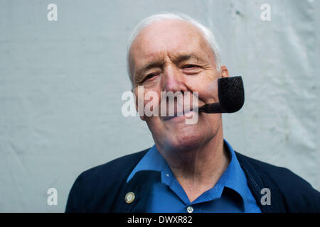 DATEI-PIX VON TONY BENN.  2006 Tony Benn raucht seine berühmte Pfeife in Manchester.  Er hatte die Zeit, um Go-Demonstration gegen den Krieg im Irak besucht. Ehemalige Politiker und Präsident des Anschlags die Krieg-Koalition Tony Benn starb 13. März 2014 im 88. Bildnachweis: Kristian Buus/Alamy Live-Nachrichten Stockfoto