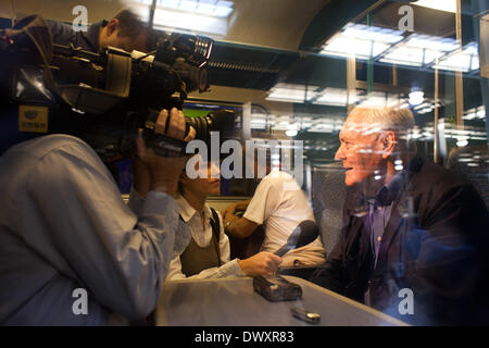 DATEI-PIX VON TONY BENN. Zug, London, Manchester, UK. 2006. Tony Benn wird auf den Zug in Richtung London nach Manchester interviewt. Der Zug war voll von Menschen, die Krieg-Koalition in Manchester genannt Zeit zu eine Demonstration gegen den Krieg im Irak gehen in Richtung zum Stillstand. Ehemalige Politiker und Präsident des Anschlags die Krieg-Koalition Tony Benn starb 13. März 2014 im 88. Bildnachweis: Kristian Buus/Alamy Live-Nachrichten Stockfoto