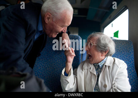 DATEI-PIX VON TONY BENN. Zug, London, Manchester, UK. 2006-chats Tony Benn mit Hetti Bower, 100 Jahre alt ist, und auch auf dem Weg zu der Zeit zu gehen Demonstration in Manchester. Die Demonstration ist gegen den Krieg im Irak. Ehemalige Politiker und Präsident des Anschlags die Krieg-Koalition Tony Benn starb 13. März 2014 im 88. Bildnachweis: Kristian Buus/Alamy Live-Nachrichten Stockfoto