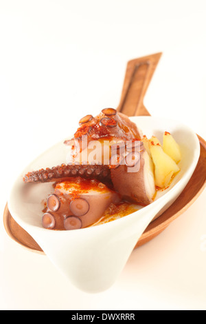 Typische "Pulpo a la Gallega" 12-monatige Tapa, gekochte Krake, Kartoffel und Paprika mit Olivenöl auf einem weißen Hintergrund gemacht. Stockfoto