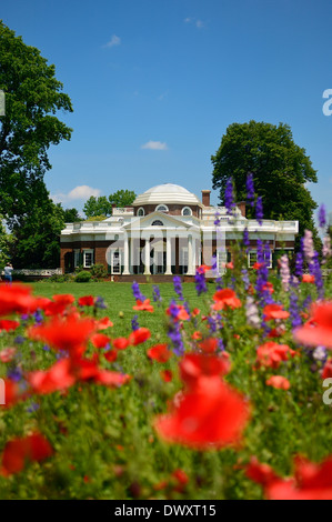 Blick auf die Westfassade des Monticello vom Blume Weg; die Pflanzung von Thomas Jefferson, Charlottesville, Virginia. Stockfoto