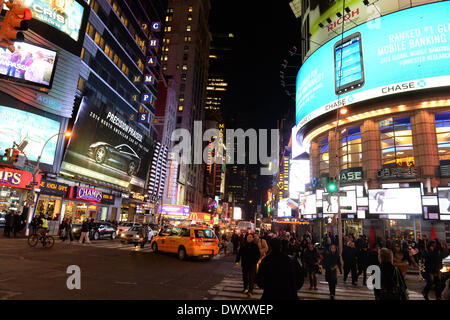 New York City, USA. 6. März 2014. Times Square bei Nacht in New York City, USA, 6. März 2014. Foto: Felix Hoerhager/Dpa/Alamy Live News Stockfoto
