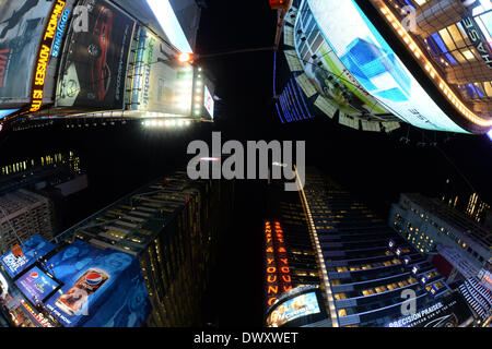 New York City, USA. 6. März 2014. Times Square bei Nacht in New York City, USA, 6. März 2014. Foto: Felix Hoerhager/Dpa/Alamy Live News Stockfoto