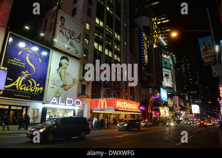 New York City, USA. 6. März 2014. Times Square bei Nacht in New York City, USA, 6. März 2014. Foto: Felix Hoerhager/Dpa/Alamy Live News Stockfoto