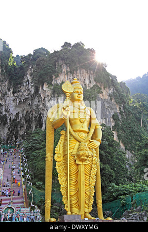 Batu Caves s einem Kalkstein-Hügel, der eine Reihe von Höhlen und Höhlentempel im Stadtteil Gombak, 8 Meilen nördlich von Kuala Lumpur. Stockfoto