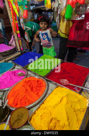 Kalkutta, Indien. 14. März 2014. Ein indisches Mädchen Uhren Farbpulver vor dem Holi Festival in Kalkutta, Hauptstadt des östlichen indischen Bundesstaat Westbengalen, Indien, 14. März 2014. Vasantotsav feiert man in den Rest von Indien als "Holi" oder das Fest der Farben, das am 16. März dieses Jahres stattfindet. Bildnachweis: Tumpa Mondal/Xinhua/Alamy Live-Nachrichten Stockfoto