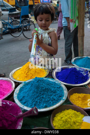 Kalkutta, Indien. 14. März 2014. Ein indisches Mädchen Uhren Farbpulver vor dem Holi Festival in Kalkutta, Hauptstadt des östlichen indischen Bundesstaat Westbengalen, Indien, 14. März 2014. Vasantotsav feiert man in den Rest von Indien als "Holi" oder das Fest der Farben, das am 16. März dieses Jahres stattfindet. Bildnachweis: Tumpa Mondal/Xinhua/Alamy Live-Nachrichten Stockfoto