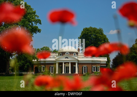 Blick auf die Westfassade des Monticello vom Blume Weg; die Pflanzung von Thomas Jefferson, Charlottesville, Virginia. Stockfoto