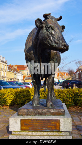 Bronzestatue von Vache Flamande, flämische Kuh, Roch Vandromme, 1999, Marche Aux Bestiaux, Bergues, Nord-Pas-De-Calais, Frankreich Stockfoto