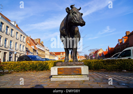 Bronzestatue von Vache Flamande, flämische Kuh, Roch Vandromme, 1999, Marche Aux Bestiaux, Bergues, Nord-Pas-De-Calais, Frankreich Stockfoto